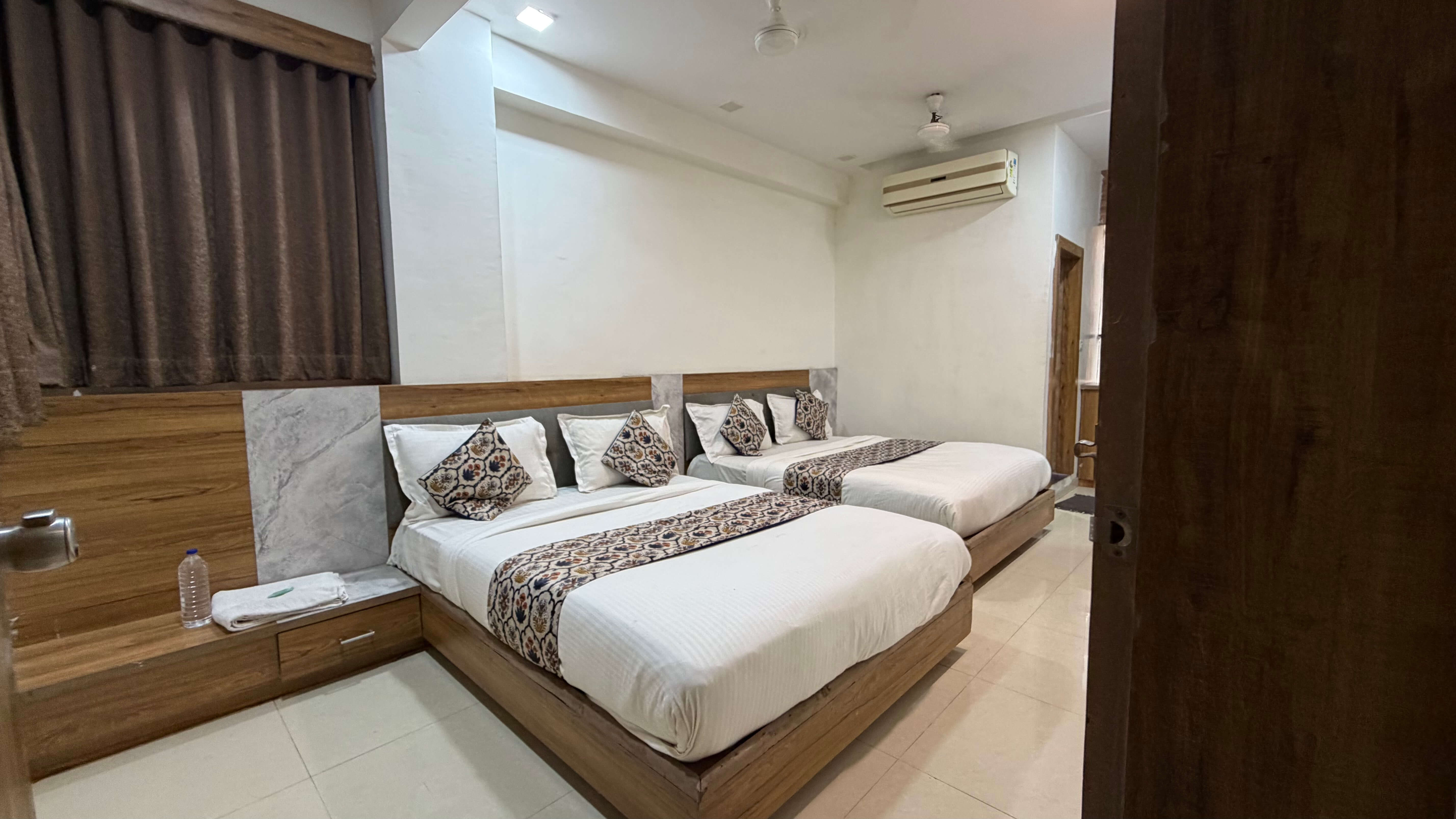 Family Room thumbnail 3